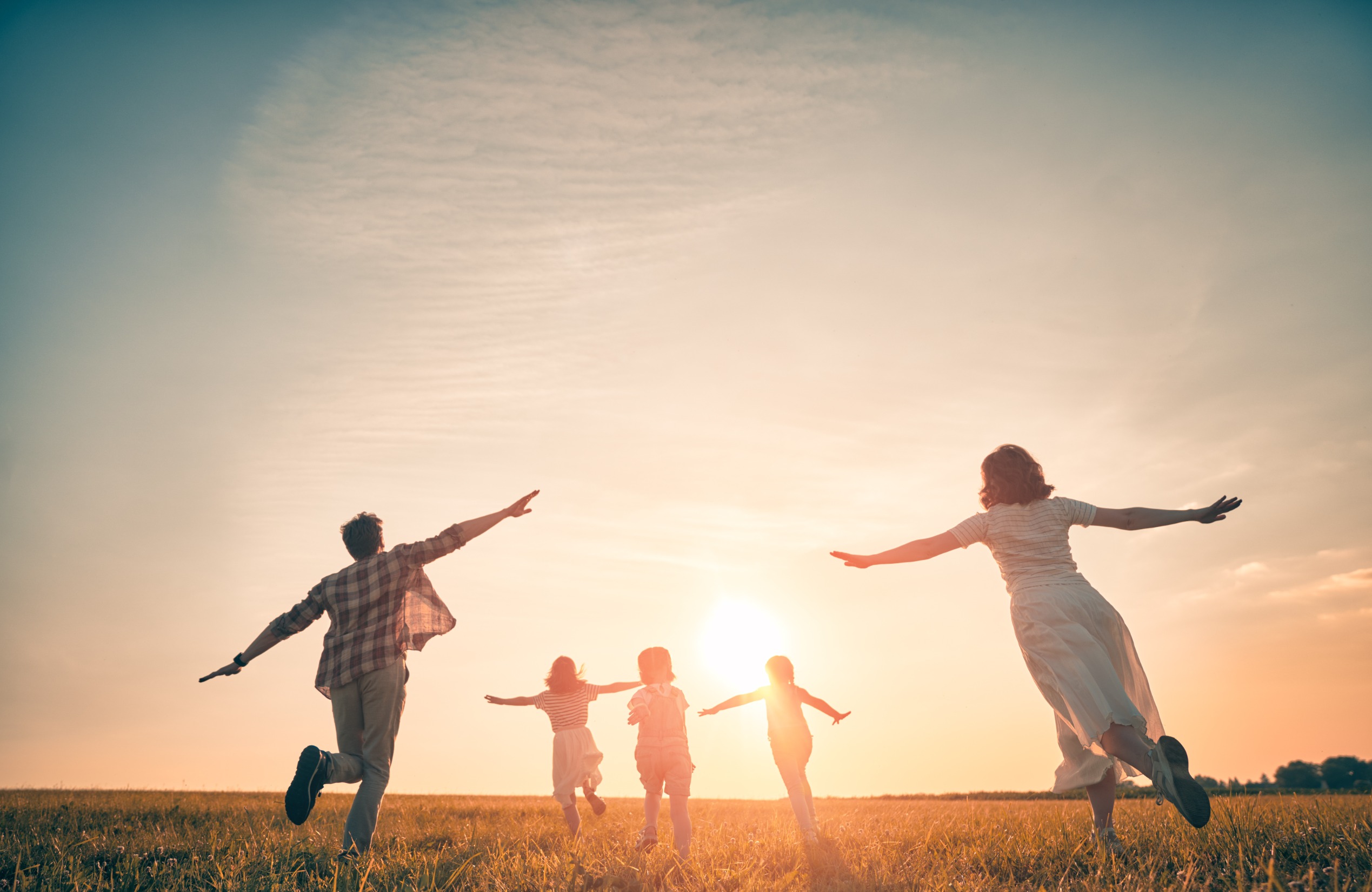 Familia en campo al atardecer 